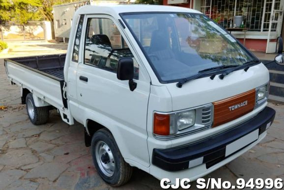 Toyota Townace in White for Sale Image 3